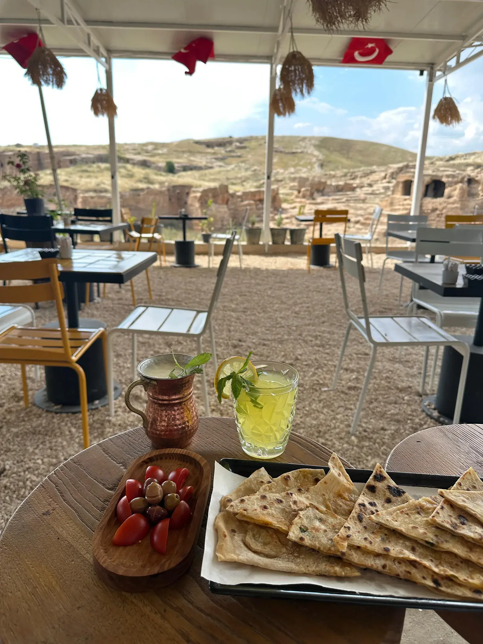 Piatra Dara’da gözleme ve limonata, arkada Dara manzarası