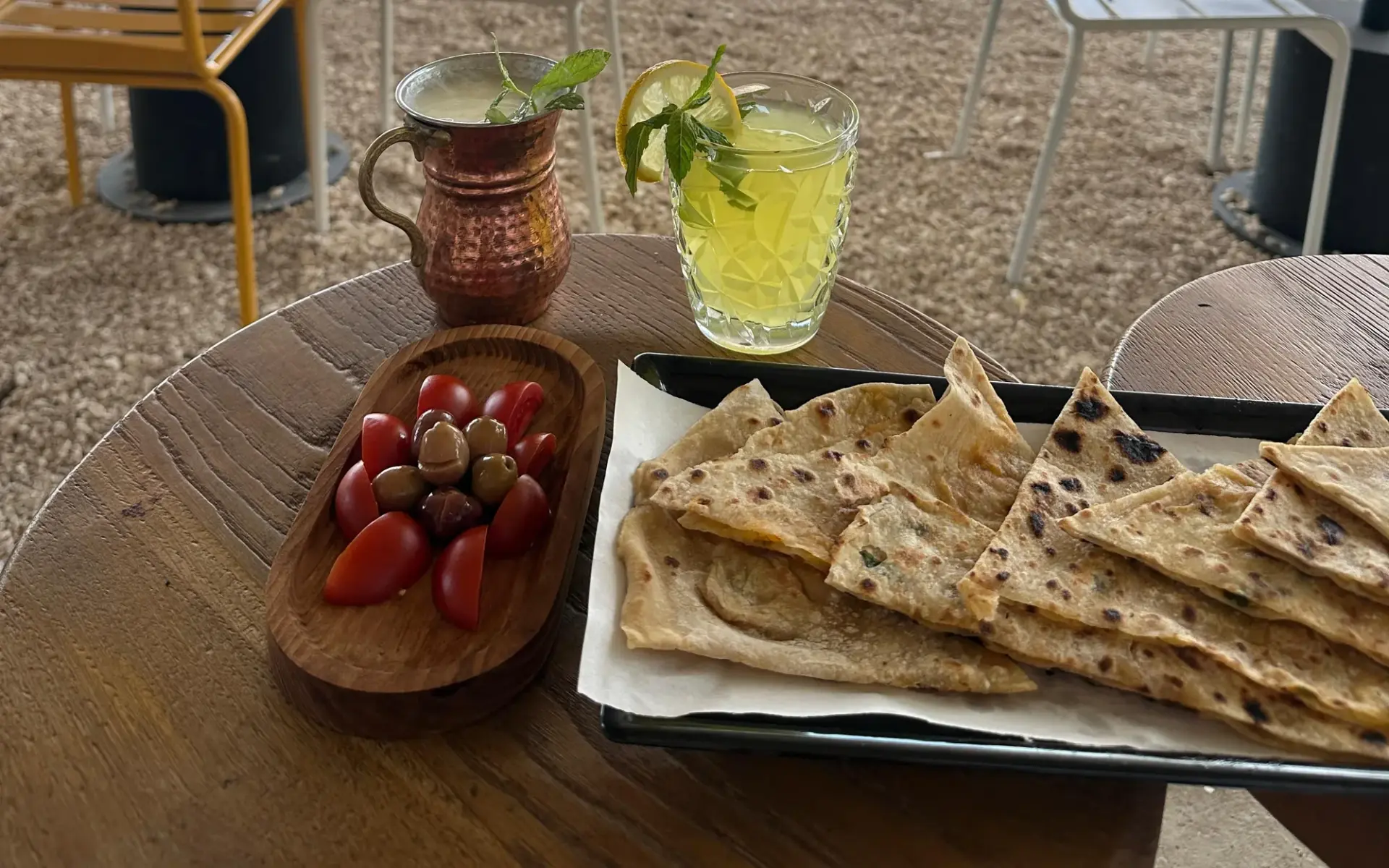 Piatra Dara’da gözleme ve limonata, arkada Dara manzarası